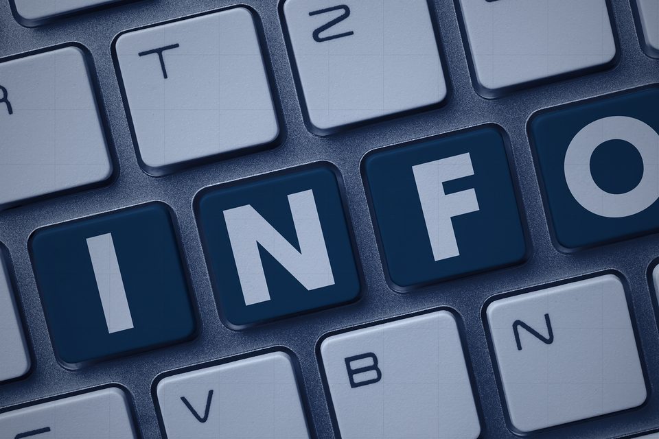 Prim-plan pe tastatura unui calculator, cu patru taste evidențiate.